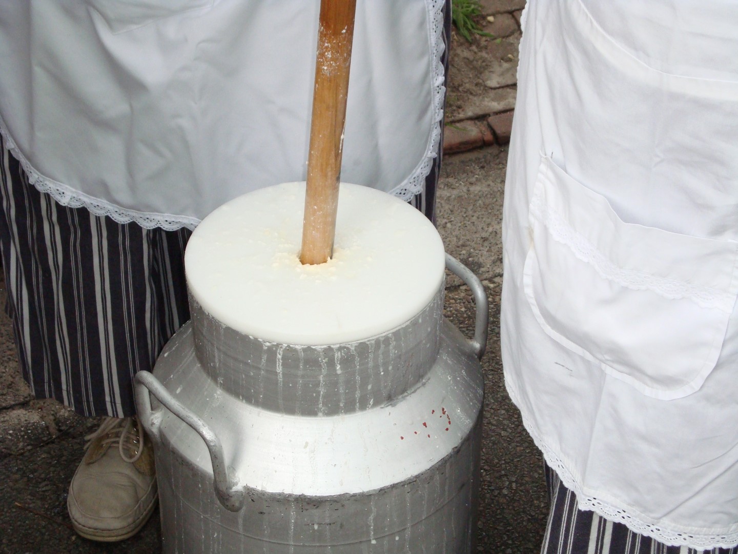 Levensmiddelen bij Onstwedder Gaarv'n: karnen om uit melk boter en karnemelk te maken.